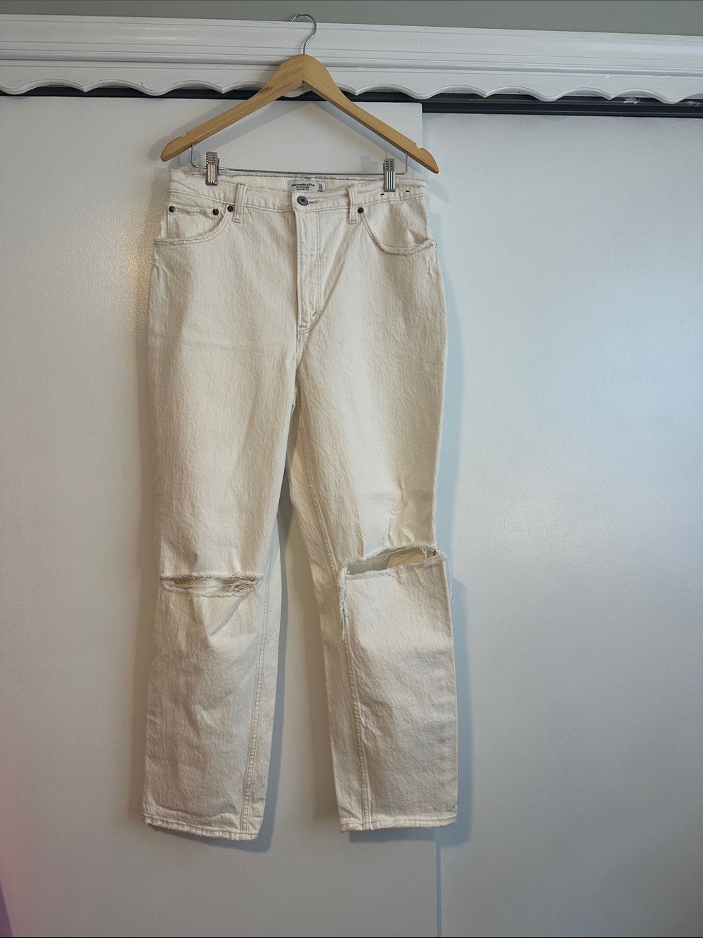 Women’s Abercrombie White Distressed 90’s Straight Ultra High Rise Jeans
